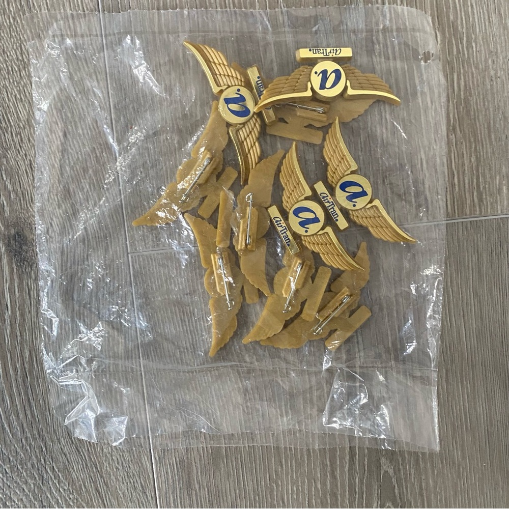 AirTran Airways Junior Pilot Kids Wings Pins Flight Crew Set Of 10 New Sealed - Picture 2 of 3
